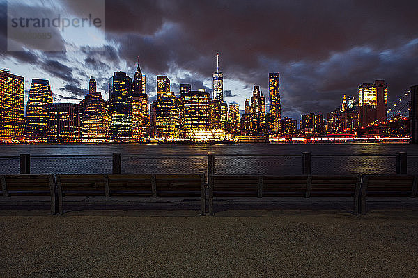 Ansicht der beleuchteten Skyline bei Nacht