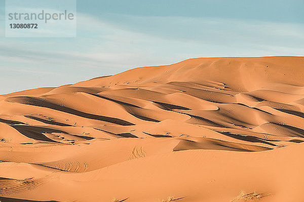 Landschaftliche Ansicht der Merzouga-Wüste gegen den Himmel