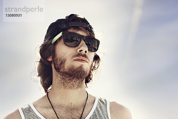 Porträt eines jungen Mannes mit Sonnenbrille