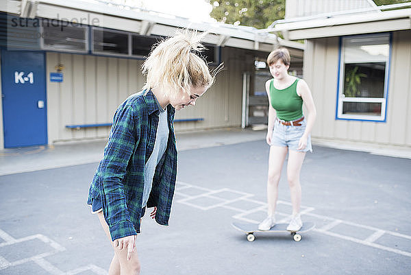 Freunde skateboarden im Park