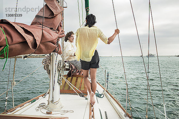 Freunde unterhalten sich während einer Segelbootfahrt