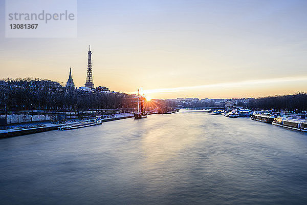 Eiffelturm am Fluss gegen den Himmel bei Sonnenuntergang