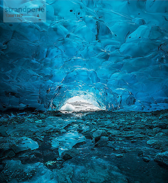 Ruhige Aussicht auf die Eishöhle des Mendenhall-Gletschers