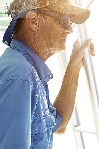 Nahaufnahme eines älteren Mannes auf dem Boot während eines sonnigen Tages