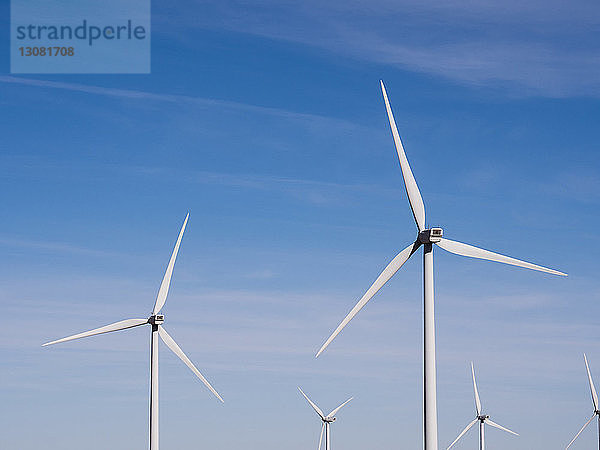 Windmühlen gegen blauen Himmel