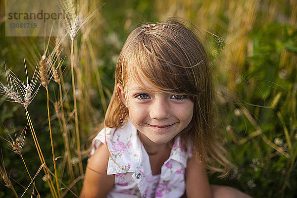 Porträt eines glücklichen Mädchens auf einem Bauernhof