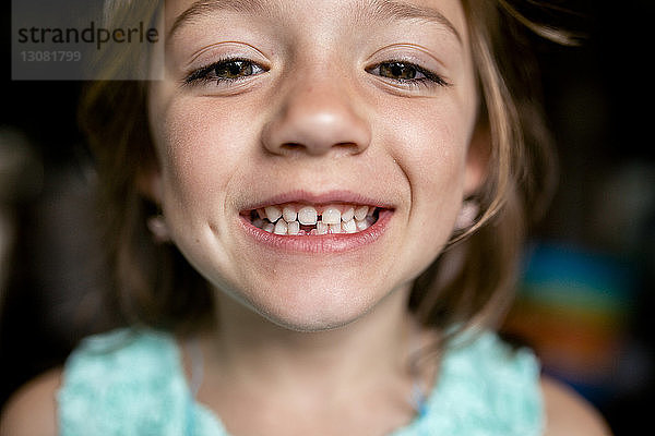 Nahaufnahme-Portrait eines Mädchens mit Zahnlücke