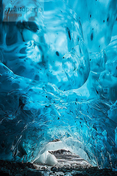 Ruhige Aussicht auf die Blaue Gletschereishöhle am Mendenhall-Gletscher