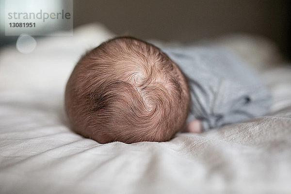 Nahaufnahme eines auf dem Bett liegenden Jungen