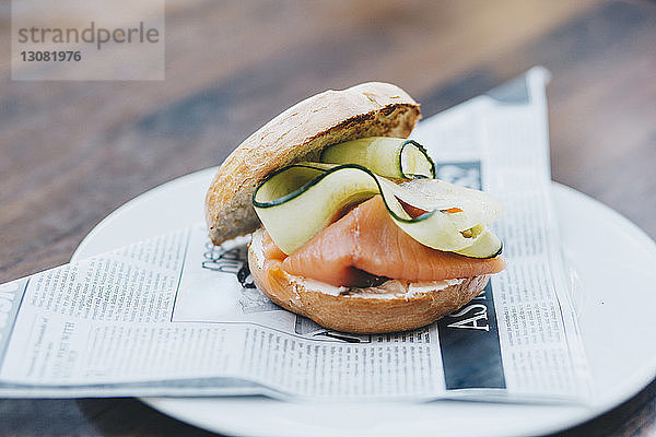 Nahaufnahme von Burger im Teller auf dem Tisch im Restaurant