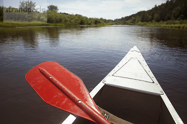 Ruder auf dem Boot am Fluss an einem sonnigen Tag