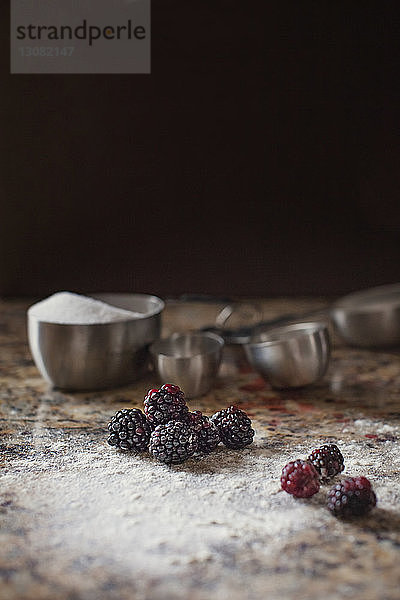 Frische Brombeeren und Zucker auf der Küchentheke