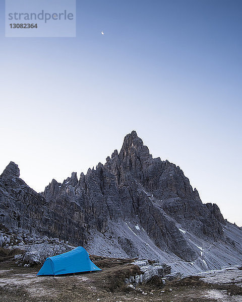 Blaues Zelt auf Berg gegen Himmel bei Sonnenuntergang