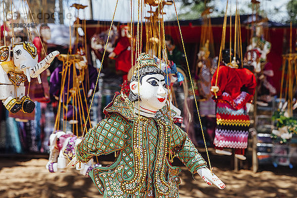 Auf dem Markt zum Verkauf hängende Marionetten
