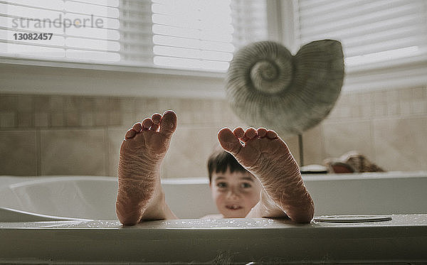 Bildnis eines Jungen beim Baden in der Badewanne