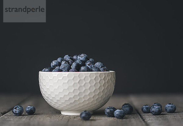 Nahaufnahme von Heidelbeeren in Schale auf Holztisch