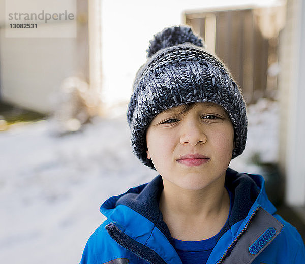 Porträt eines Jungen  der im Winter warme Kleidung trägt