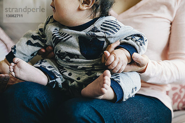 Mittendrin Mutter mit Sohn zu Hause auf dem Sofa sitzend