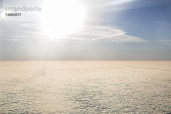 Szenische Ansicht der Wolkenlandschaft vom Flugzeugfenster aus gesehen