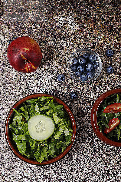 Draufsicht auf frisches Obst und Gemüse auf dem Tisch