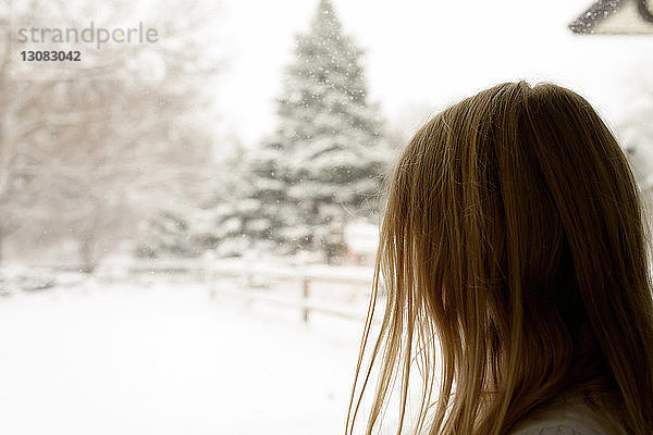 Seitenansicht eines Mädchens  das eine Schneekappe betrachtet