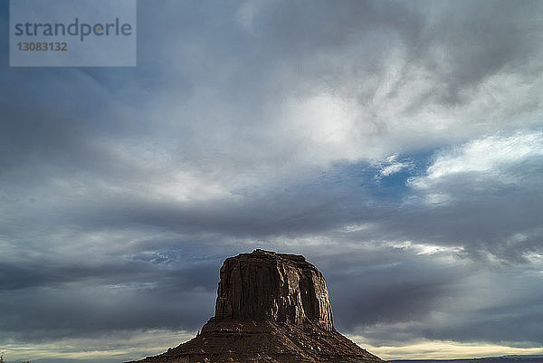 Niedrigwinkelansicht von Butte gegen die Wolkenlandschaft am Monument Valley