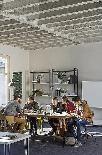 Schüler lernen am Tisch am Fenster im Klassenzimmer
