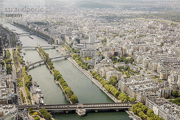 Luftaufnahme der Brücken über den Fluss in der Stadt