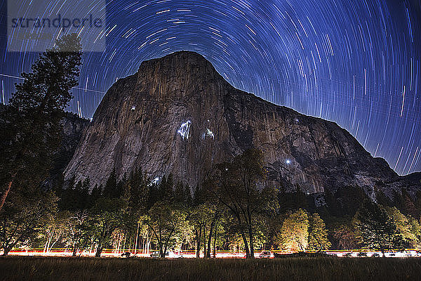 Szenische Ansicht der Sternversuche über dem Berg im Yosemite National Park
