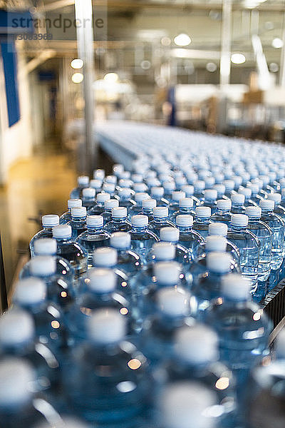 Nahaufnahme von Wasserflaschen auf einem Förderband in der Industrie