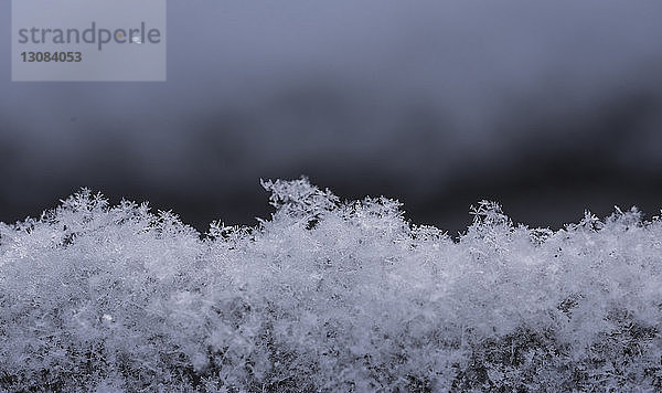 Nahaufnahme der Schneeflocken auf dem Feld