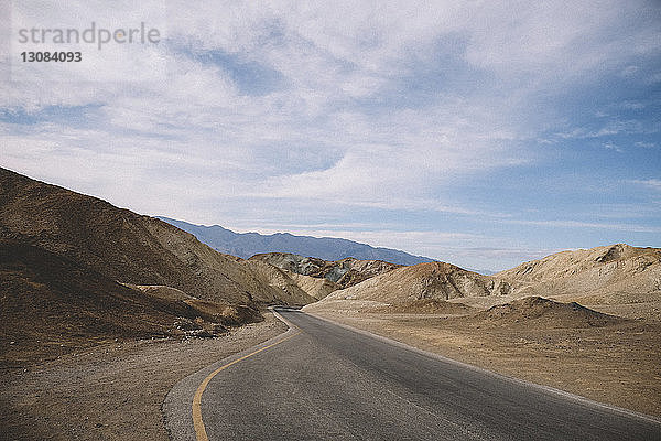 Leere Straße gegen den Himmel im Death Valley National Park