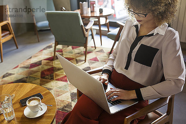 Geschäftsfrau benutzt Laptop in der Hotellobby