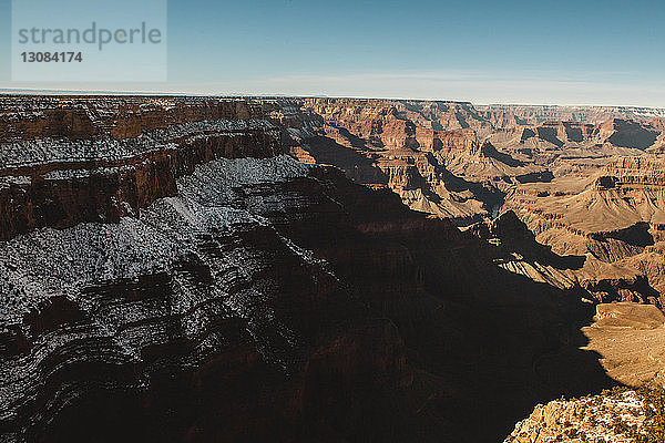 Hochwinkelansicht der Felsformationen im Grand Canyon National Park gegen den Himmel