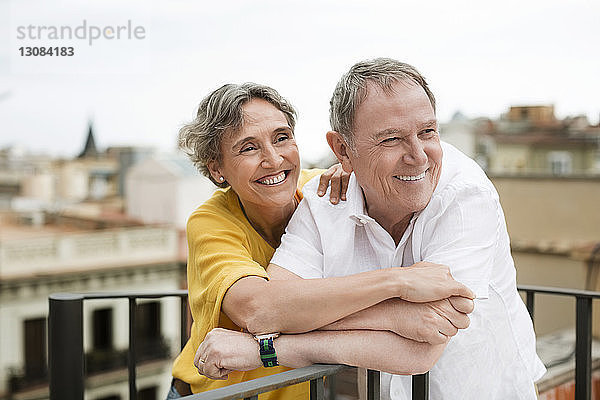 Fröhliches älteres Ehepaar verbringt schöne Zeit auf der Terrasse