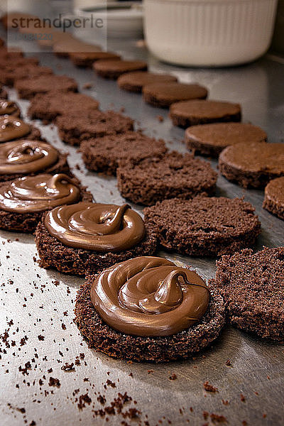 Schokoladenbiskuitkuchen auf der Küchentheke in der Fabrik