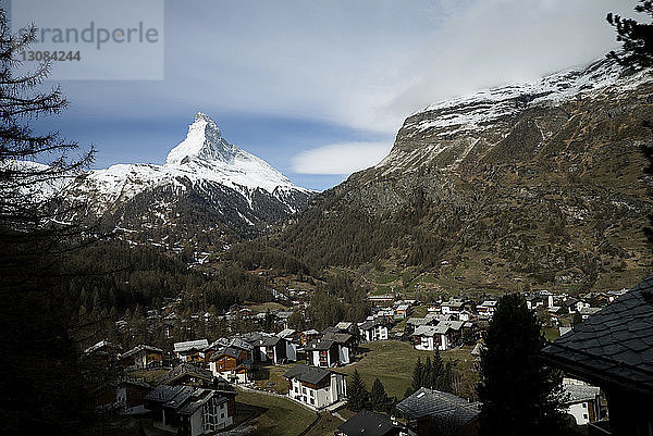 Hochwinkelansicht von Häusern auf Bergen gegen bewölkten Himmel