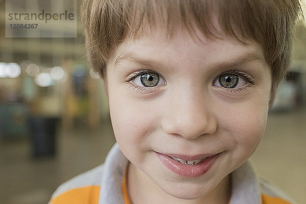 Nahaufnahme-Porträt eines niedlichen lächelnden Jungen