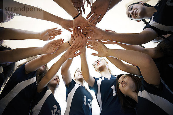 Tiefblick auf weibliche Volleyball-Sportmannschaft im Kuschelmodus