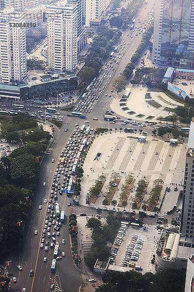 Luftaufnahme von Fahrzeugen auf der Stadtstraße