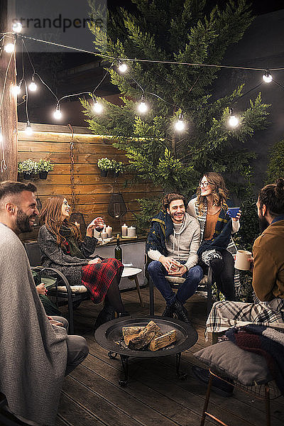 Freunde feiern nachts im Hinterhof