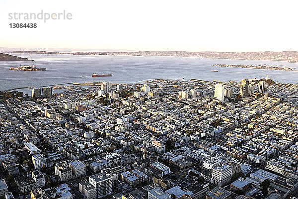 Luftaufnahme von Stadtbild und Bucht bei klarem Himmel