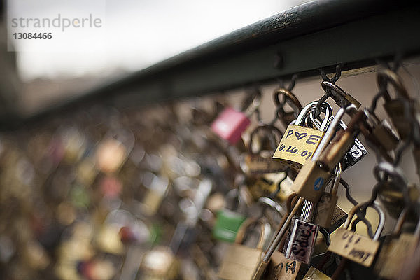 Nahaufnahme der Liebesschleusen an der Pont des Arts