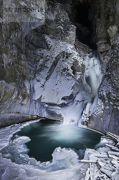 Beschaulicher Blick auf den gefrorenen Wasserfall im Johnston Canyon