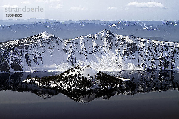 Schneebedeckte Zaubererinsel im Kratersee