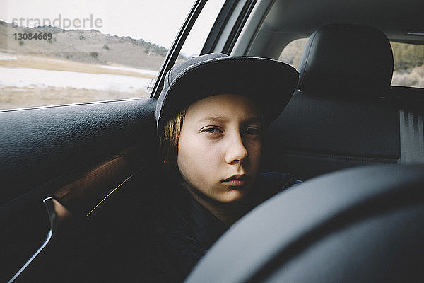 Porträt eines Jungen mit Mütze im Auto