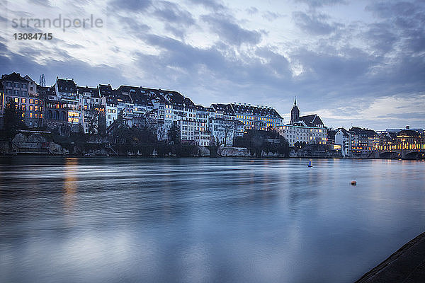 Rhein in Basel  Schweiz in der Abenddämmerung