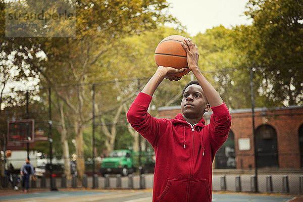 Student beim Basketball spielen auf dem Platz