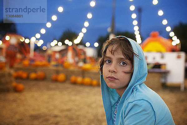 Porträt eines süßen Mädchens mit Kapuzenjacke zu Halloween