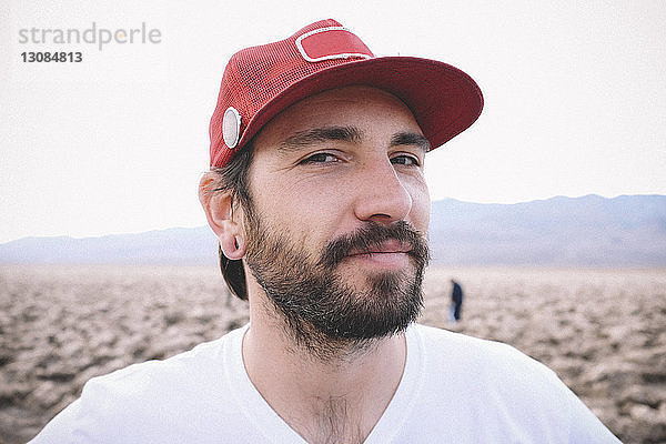 Porträt eines selbstbewussten Mannes mit Mütze im Death Valley National Park